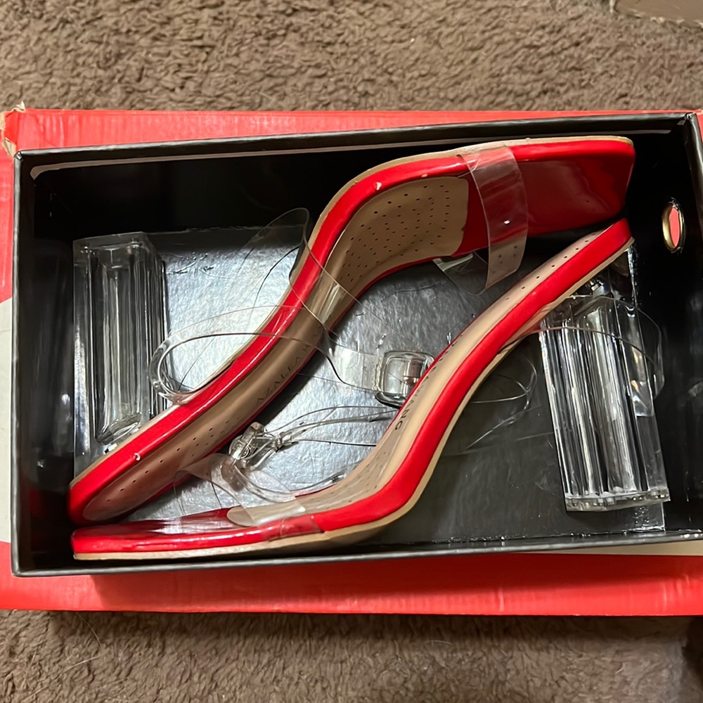 Open-toed chunky sandal heel